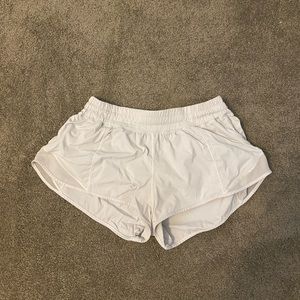 Lululemon 2.5 in hotty hot short in white